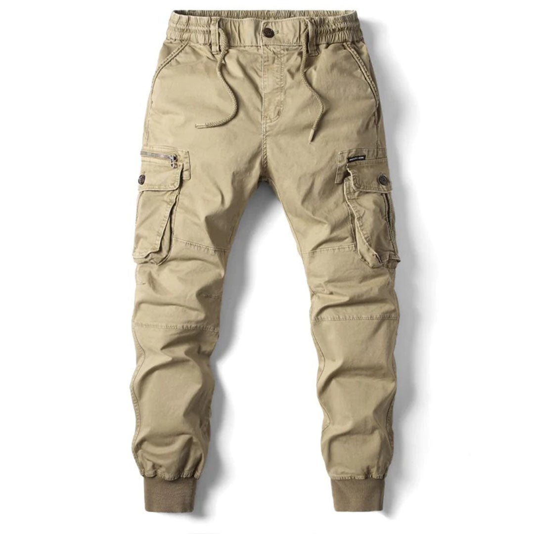 Pantalon cargo beige pour homme avec poches latérales, taille élastique, style décontracté. Mode masculine, vêtements utilitaires, tendance 2023.