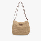 Sac à main en paille tressée beige avec bandoulière marron, style bohème chic, idéal pour l'été et les sorties décontractées.