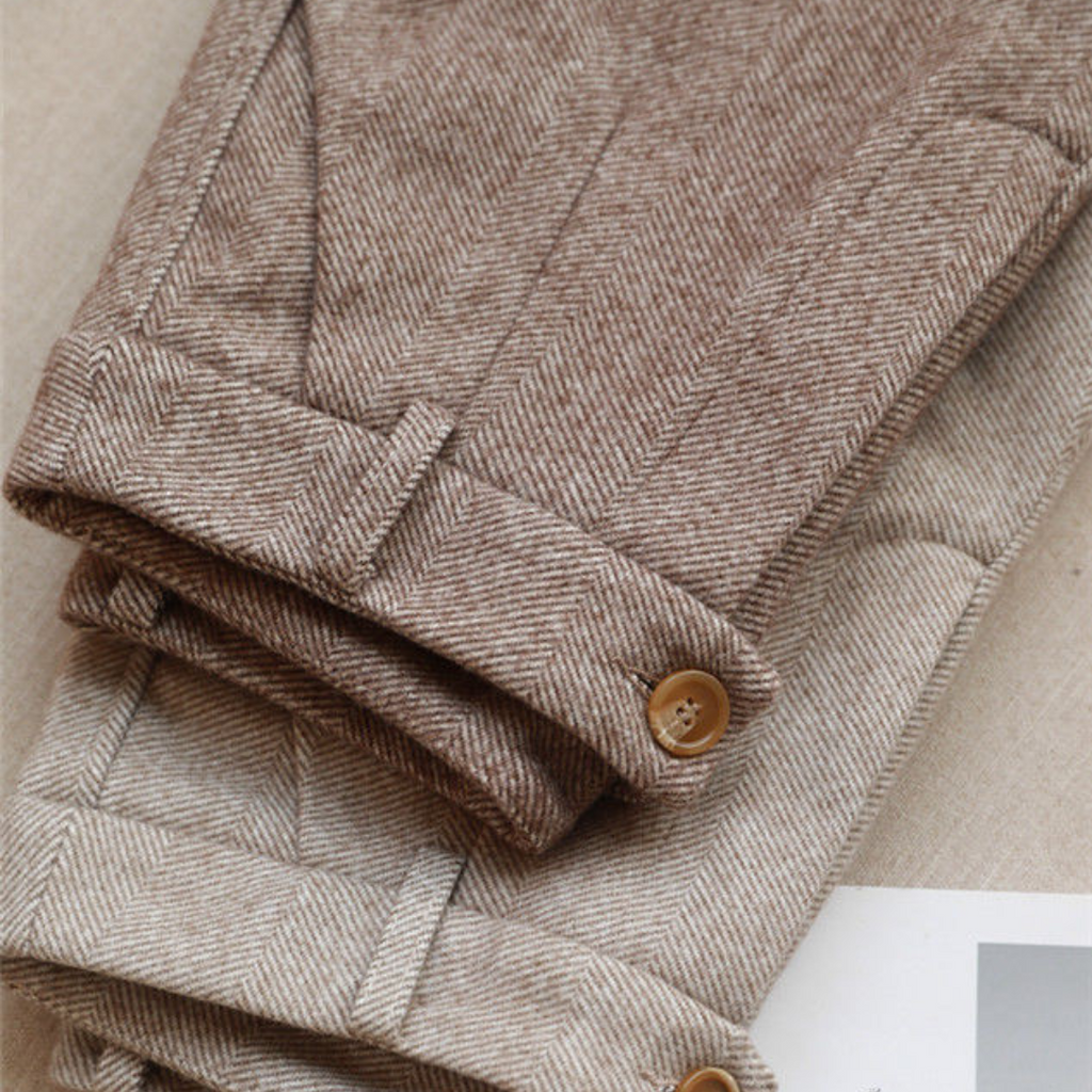 Pantalons en laine marron clair avec motif à chevrons, boutons en bois, style élégant et moderne, mode automne-hiver, vêtements pour hommes.