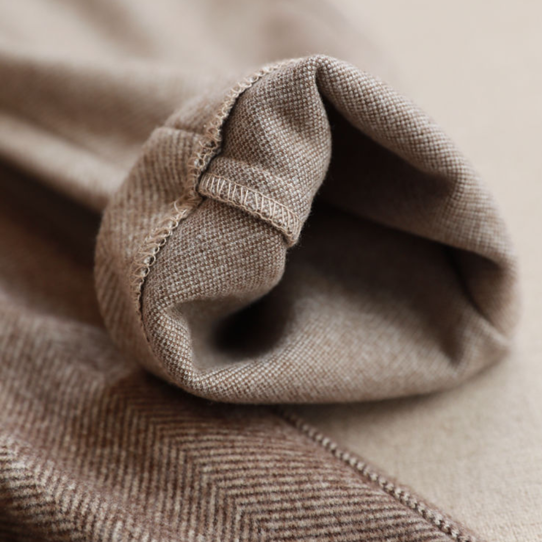 Manche de pull en laine marron clair, texture en maille fine, couture visible, style élégant et confortable, mode automne-hiver.