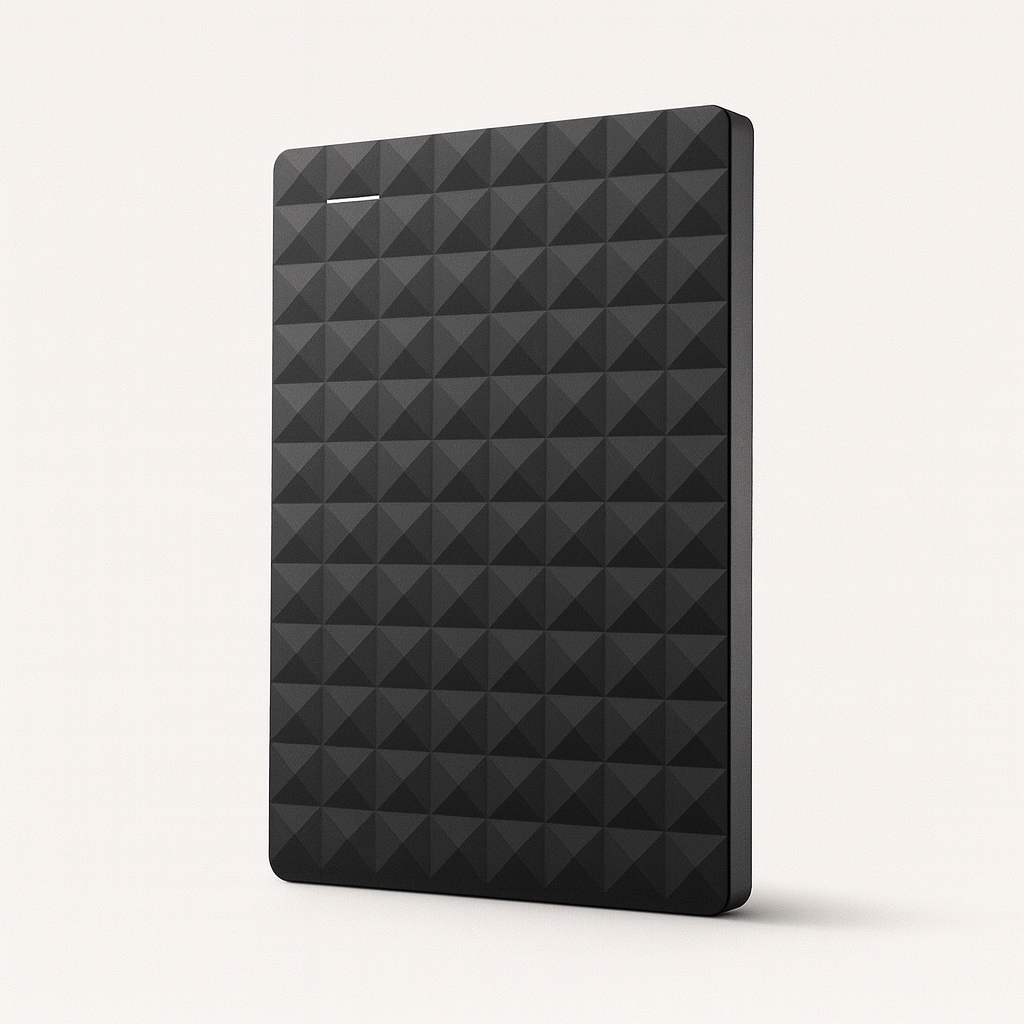 Disque dur externe noir avec motif géométrique, design moderne, stockage portable, technologie USB, accessoire informatique essentiel.