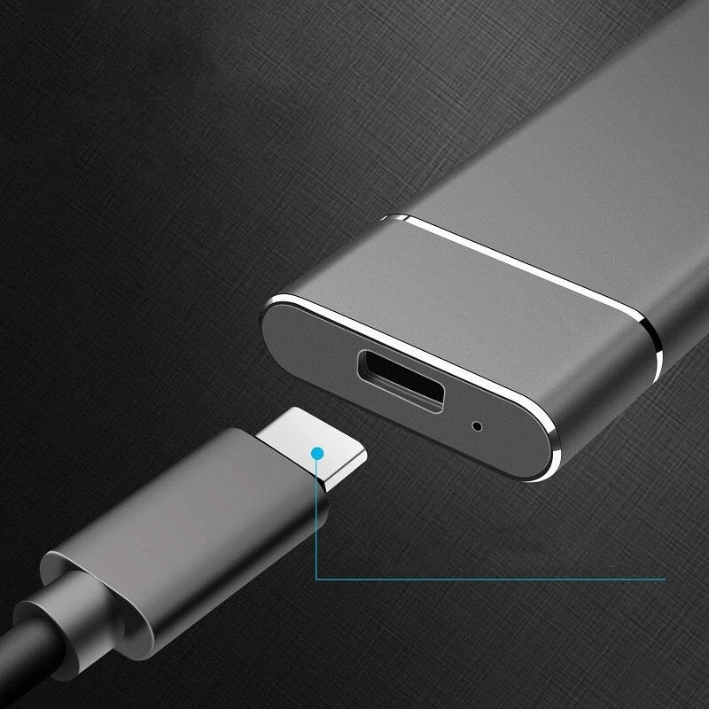Câble USB-C et adaptateur gris foncé sur fond texturé noir, connectique moderne pour appareils électroniques, technologie de charge rapide.