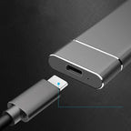 Câble USB-C et adaptateur gris foncé sur fond texturé noir, connectique moderne pour appareils électroniques, technologie de charge rapide.