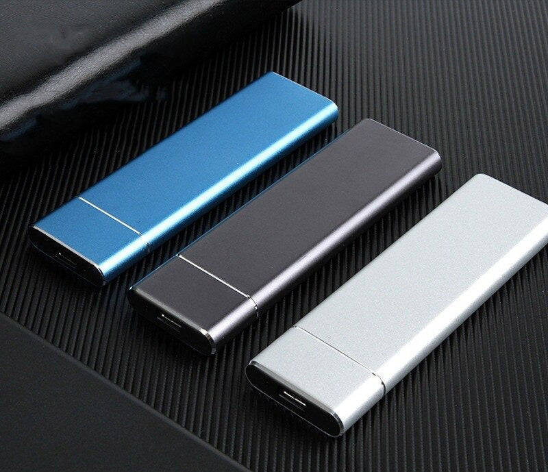 Trois clés USB élégantes en métal bleu, noir et argent sur une surface texturée noire. Accessoires de stockage de données haute capacité.