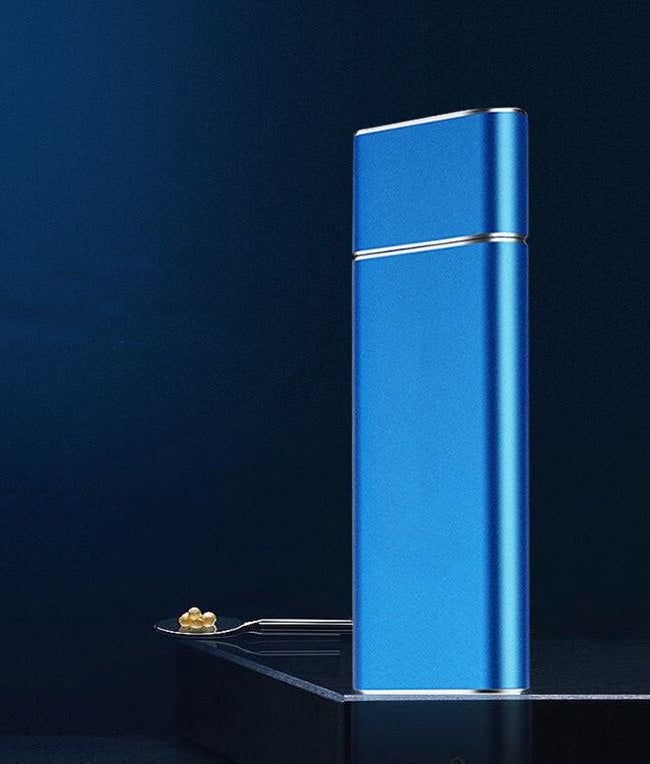 Flacon de parfum bleu élégant sur fond bleu, design moderne et minimaliste, avec une cuillère contenant des perles dorées. Accessoire de luxe.