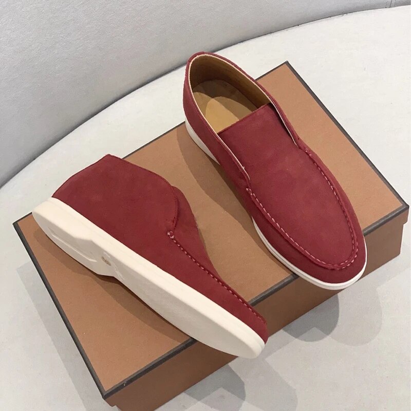 Mocassins rouges en daim pour homme sur boîte marron, semelle blanche, style décontracté et élégant, chaussures tendance pour toutes saisons.