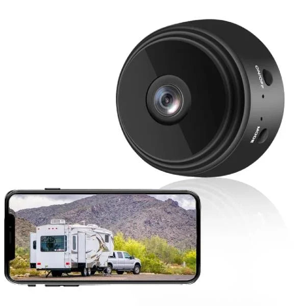 Caméra de sécurité sans fil compacte avec smartphone affichant une image de camping-car et montagne. Surveillance à distance, haute résolution.