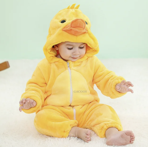 Bébé en combinaison jaune canard, assis sur un tapis blanc. Vêtement chaud et mignon pour enfant, idéal pour l'hiver.