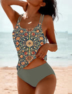 Femme en maillot de bain deux pièces à motifs floraux sur la plage, style bohème, été, mode féminine, vacances, soleil, mer.