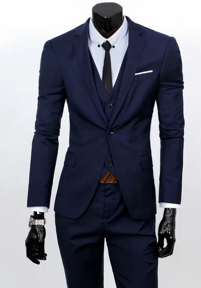 Costume homme élégant bleu marine avec cravate noire, chemise blanche et montre argentée, idéal pour mariage ou affaires.