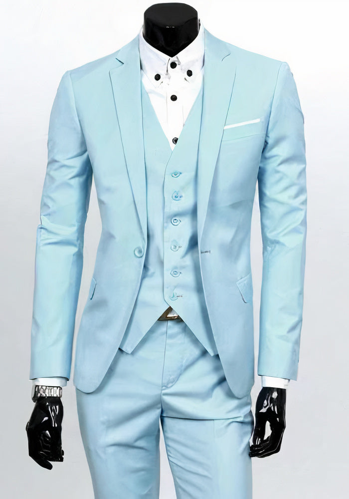 Costume trois pièces bleu clair élégant pour homme, avec veste, gilet et pantalon assortis, chemise blanche et montre argentée.