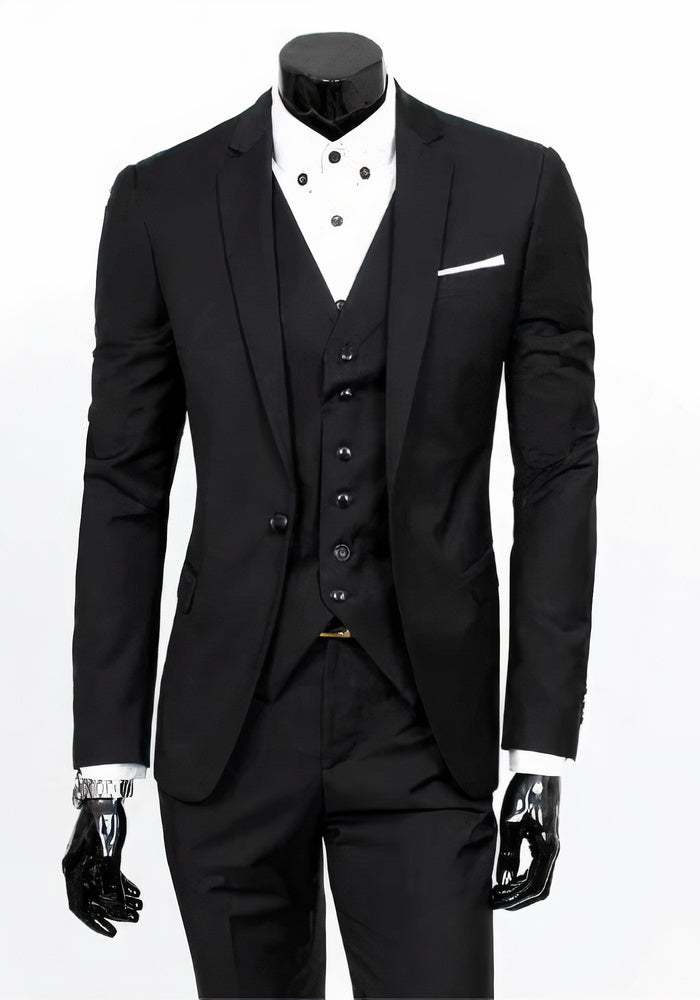 Costume noir élégant pour homme avec gilet, chemise blanche et cravate noire, idéal pour mariage ou événement formel. Mode masculine chic.