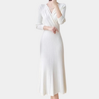 Robe longue blanche plissée élégante, manches longues, col en V croisé, style chic et moderne, idéale pour soirées ou événements formels.