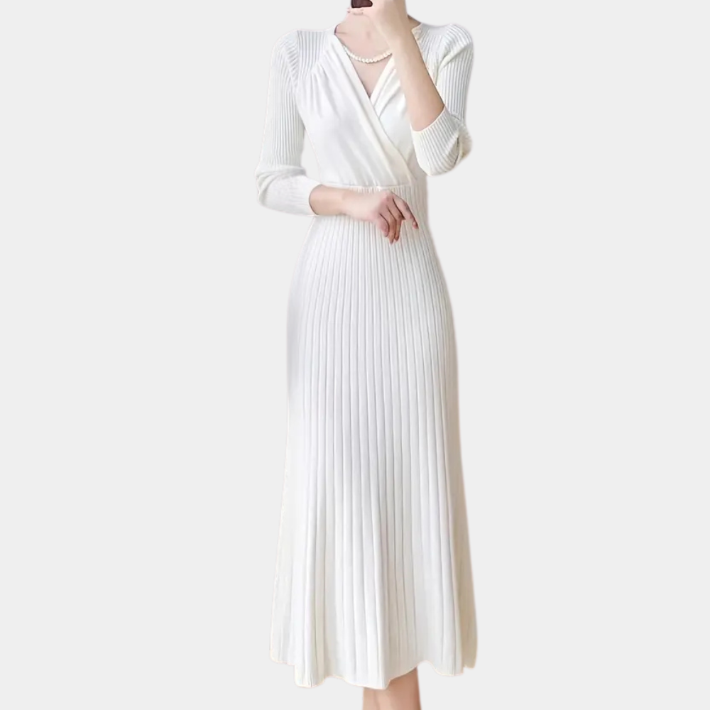 Robe longue blanche plissée élégante, manches longues, col en V croisé, style chic et moderne, idéale pour soirées ou événements formels.