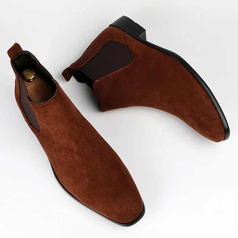 Bottes Chelsea en daim marron pour homme, élégantes et modernes, avec semelle noire et élastiques latéraux, idéales pour un look chic et décontracté.