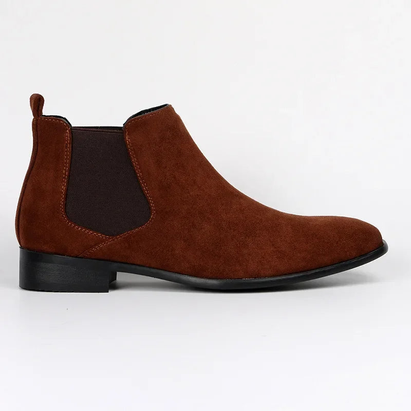 Bottine Chelsea en daim marron pour homme, semelle noire, style élégant et moderne, idéale pour mode automne-hiver, confort et tendance.