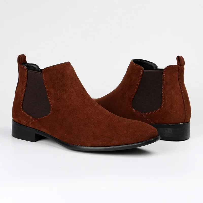 Bottines Chelsea en daim marron pour homme, semelle noire, style élégant et moderne, parfaites pour une tenue décontractée ou formelle.