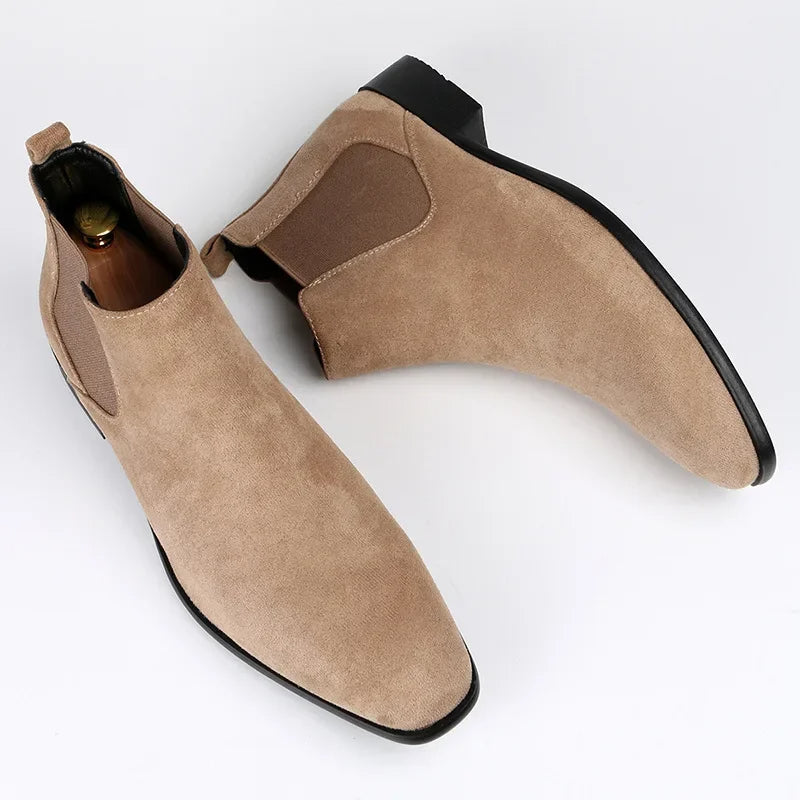 Bottes Chelsea en daim beige pour homme, semelle noire, style élégant et moderne, mode masculine, chaussures tendance automne-hiver.