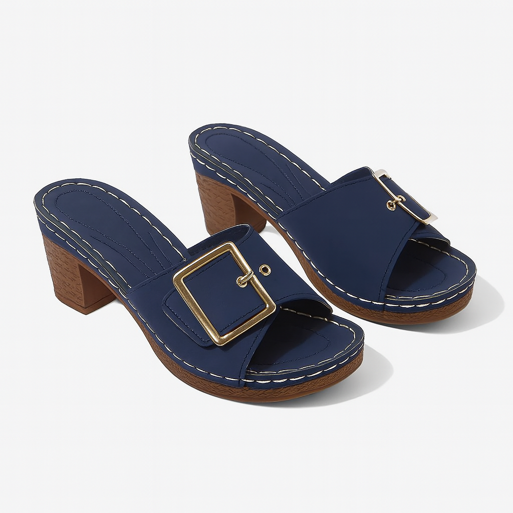 Sandales à talons bleues avec boucle dorée, semelle en bois, design élégant et moderne. Chaussures d'été tendance pour femmes.