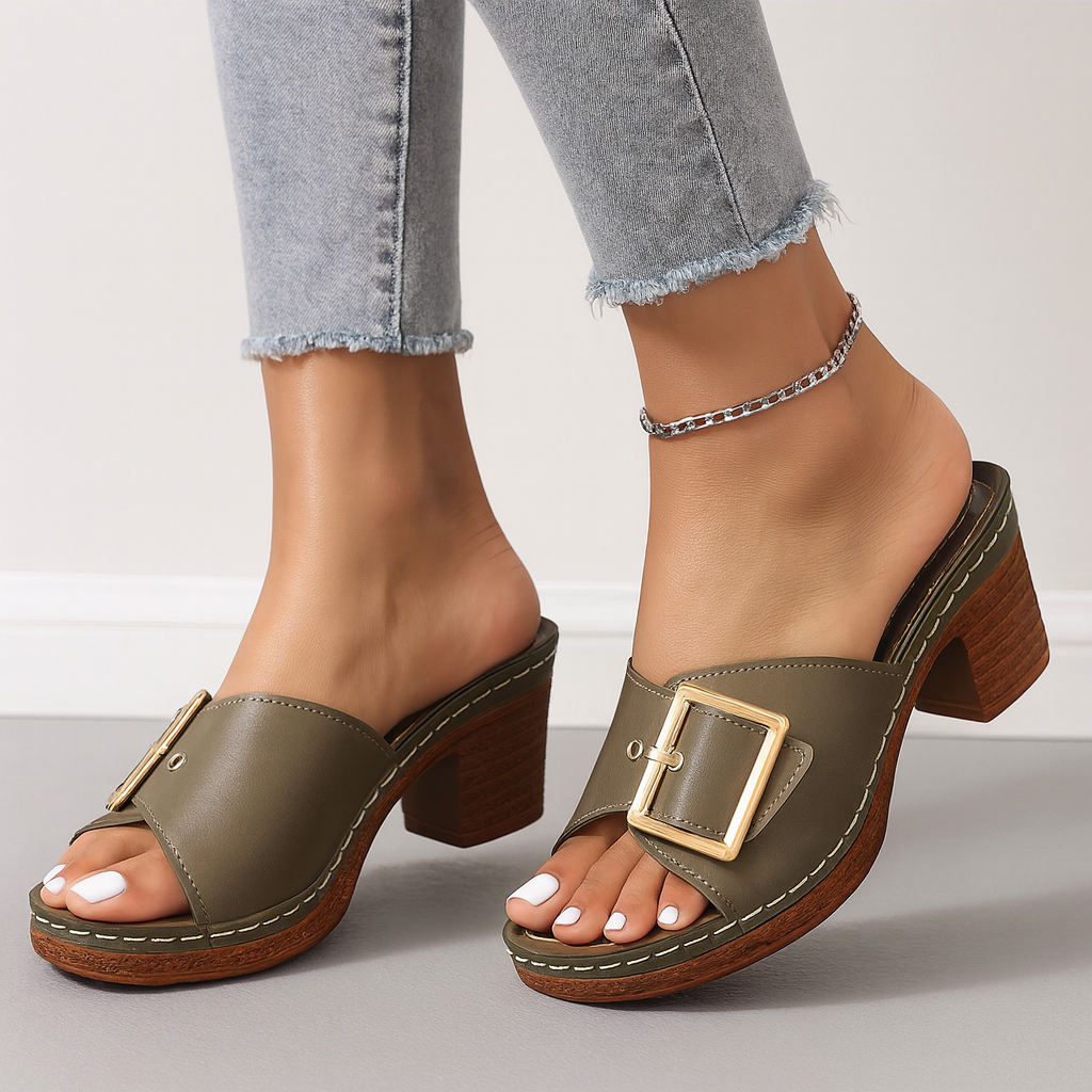 Sandales à talons en cuir vert olive avec boucle dorée, portées avec un jean effiloché. Chaussures tendance pour femme, style estival chic.