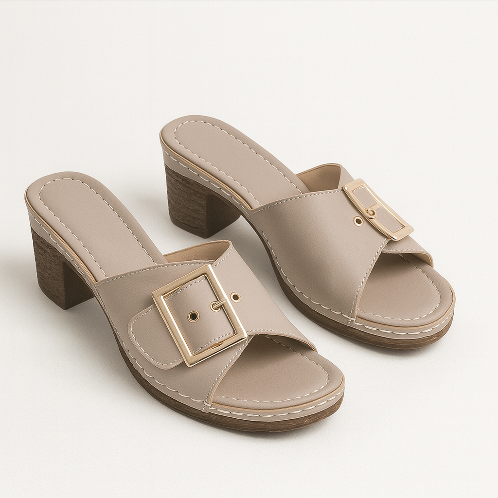 Sandales à talons beiges avec boucle dorée, design élégant et moderne, parfaites pour l'été. Chaussures femme tendance et confortables.