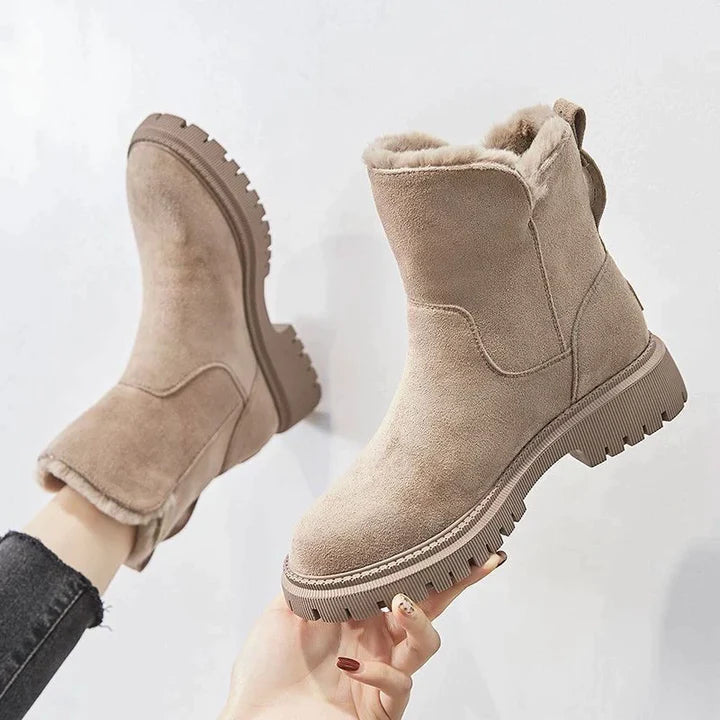 Bottes d'hiver en daim beige pour femme avec doublure en fourrure, semelle épaisse antidérapante, style moderne et confortable.