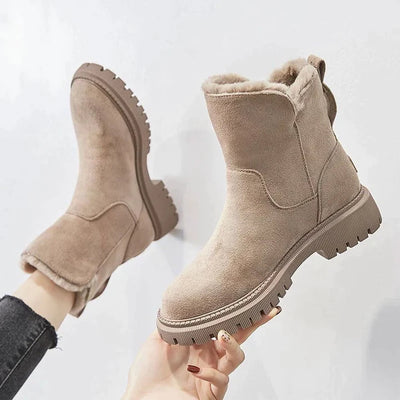 Bottes d'hiver en daim beige pour femme avec doublure en fourrure, semelle épaisse antidérapante, style moderne et confortable.