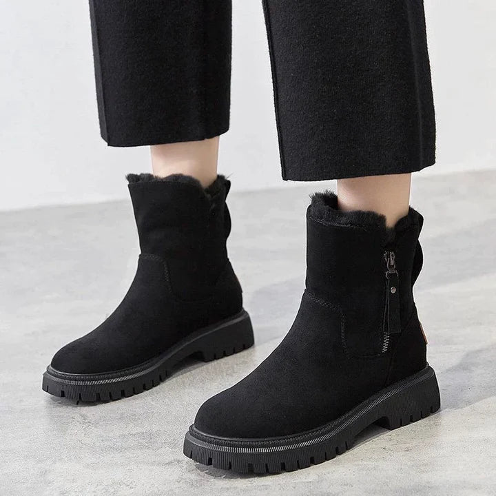 Bottes noires en daim pour femme avec semelle épaisse, fermeture éclair latérale, style hiver, mode élégante, confort et chaleur.