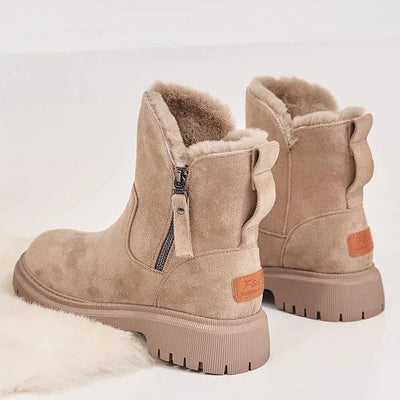 Bottes en daim beige avec doublure en fourrure, fermeture éclair latérale et semelle épaisse antidérapante, idéales pour l'hiver et la mode féminine.