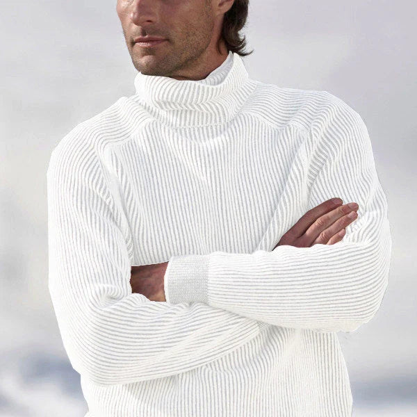 Homme portant un pull blanc à col roulé en laine, style élégant et moderne, mode hiver, vêtements chauds pour homme, fond flou.