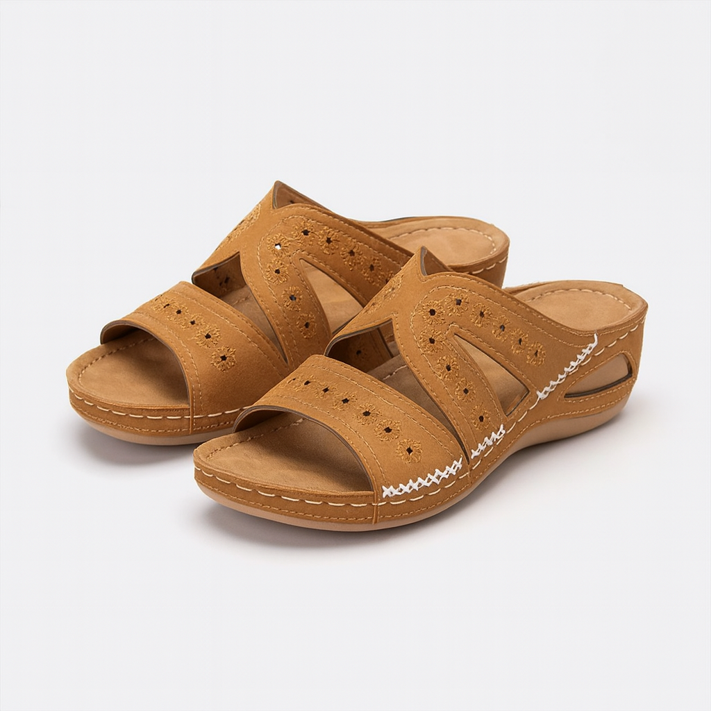 Sandales marron en cuir pour femmes, design perforé, talon compensé, couture blanche décorative, confortables et élégantes pour l'été.
