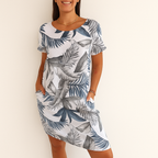 Robe d'été femme à motifs tropicaux bleus et gris, manches courtes, col rond, fond blanc. Mode féminine, tenue décontractée, style estival.