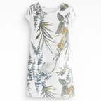 Robe blanche en lin avec imprimé floral vert et bleu, manches courtes. Mode féminine, style estival, tenue décontractée élégante.