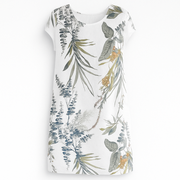 Robe blanche en lin avec imprimé floral vert et bleu, manches courtes. Mode féminine, style estival, tenue décontractée élégante.