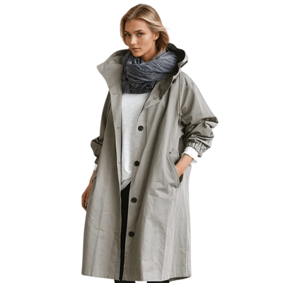 Femme portant un manteau imperméable gris avec écharpe grise, mode automne, style décontracté, tendance vêtements d'extérieur pour femme.