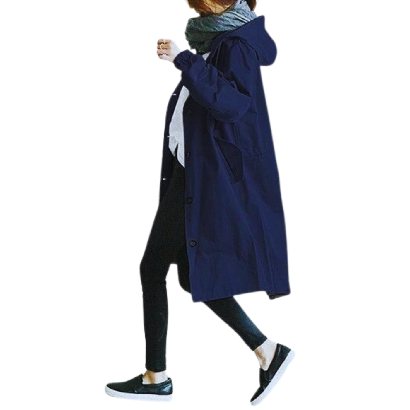 Femme portant un manteau bleu marine avec capuche, écharpe grise, leggings noirs et baskets noires. Mode automne-hiver, style décontracté.