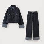 Veste en jean oversize et pantalon large en denim foncé avec revers, style moderne et tendance, mode automne-hiver, vêtements décontractés.