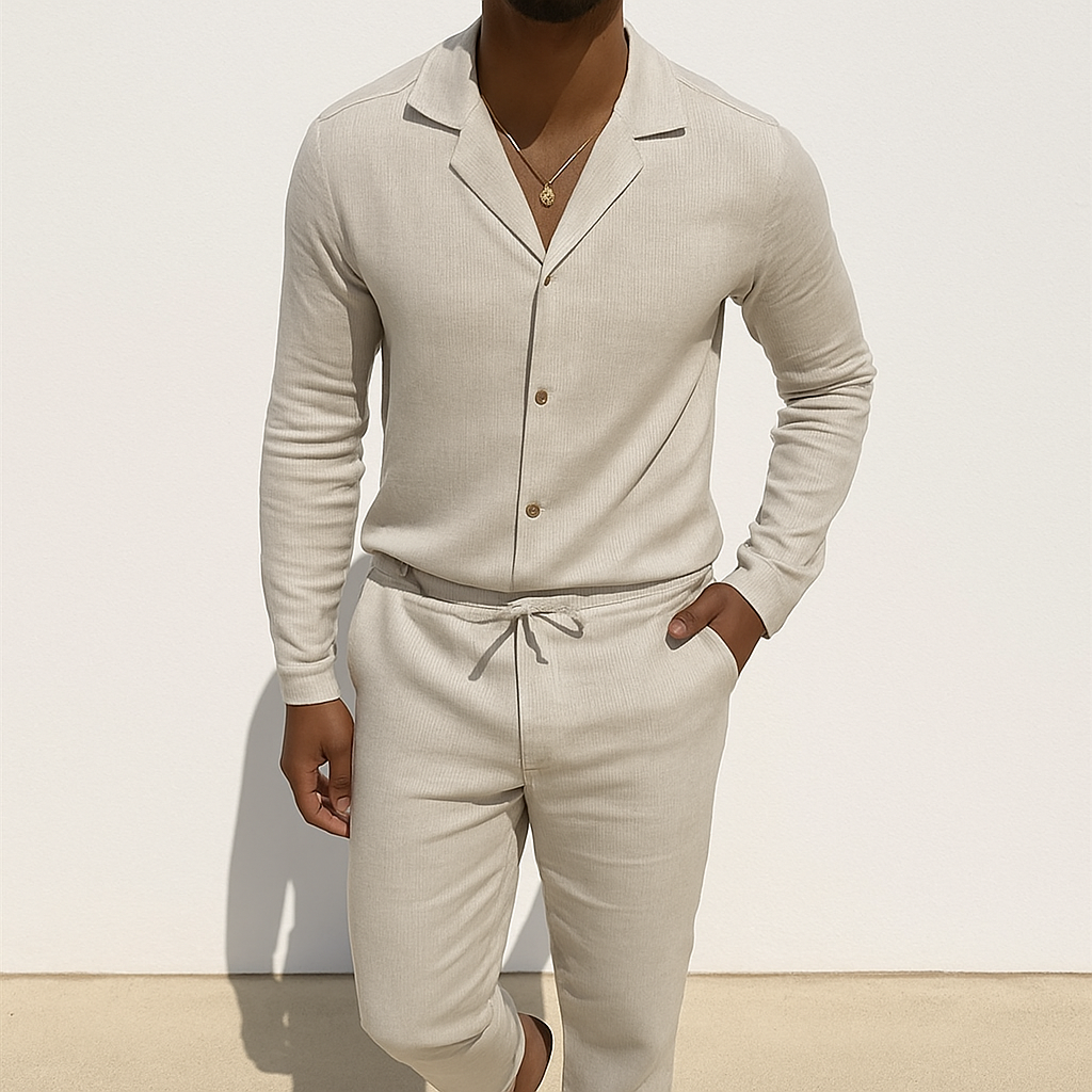 Homme portant un ensemble beige élégant, chemise à col ouvert et pantalon assorti, style décontracté chic, mode masculine moderne.