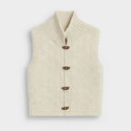 Gilet sans manches en laine beige avec motif en losanges, col montant et boutons en bois. Mode hiver, vêtement chaud et élégant.