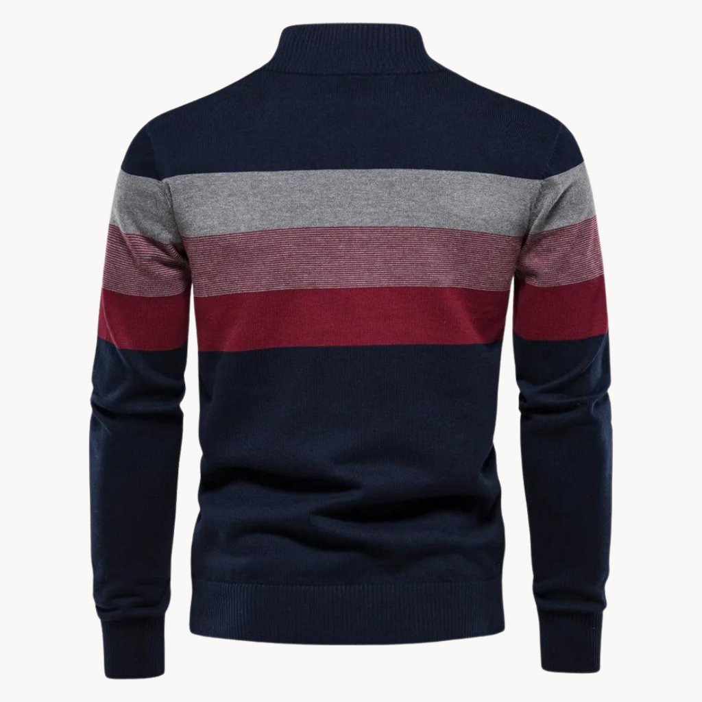 Pull homme à rayures horizontales bleu marine, gris et bordeaux, col montant, manches longues. Mode automne-hiver, style décontracté élégant.