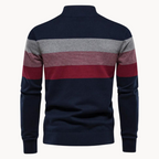 Pull homme à rayures horizontales bleu marine, gris et bordeaux, col montant, manches longues. Mode automne-hiver, style décontracté élégant.