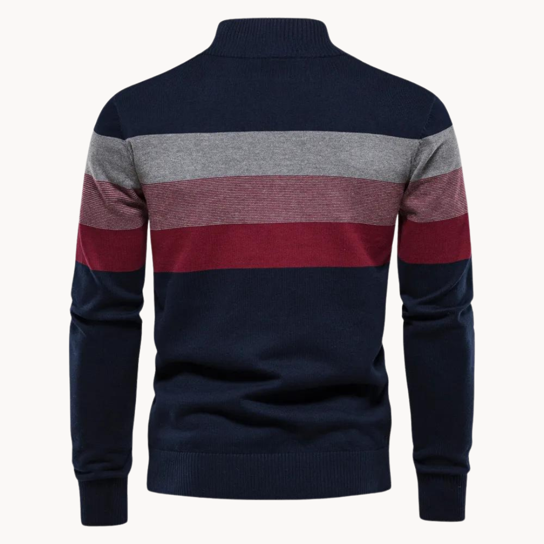 Pull homme à rayures horizontales bleu marine, gris et bordeaux, col montant, manches longues. Mode automne-hiver, style décontracté élégant.