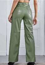 Pantalon en cuir vert pour femme, coupe taille haute, poches arrière, style moderne et élégant, idéal pour mode automne-hiver.