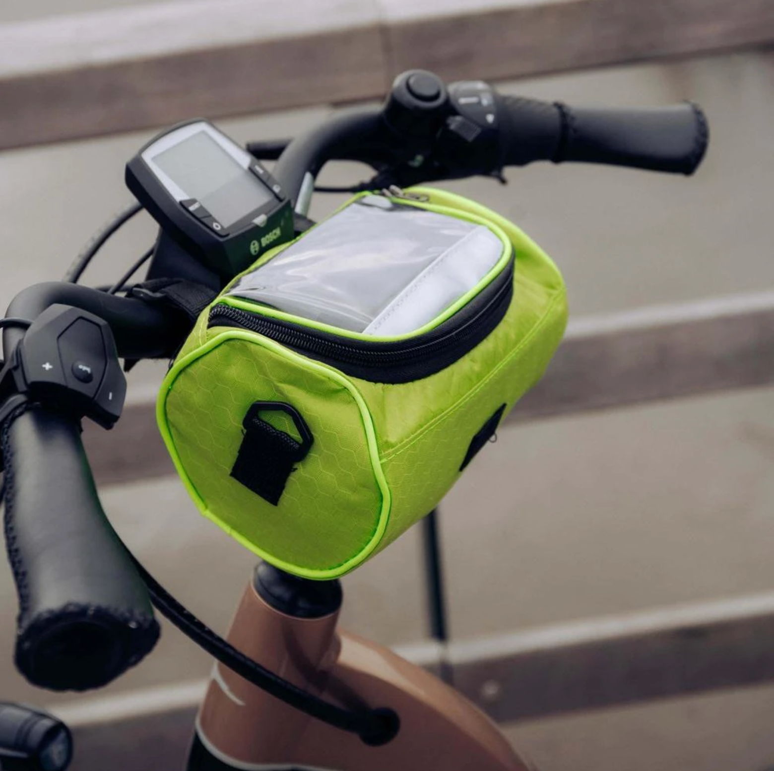 Sacoche de vélo verte fixée au guidon avec écran transparent pour smartphone, idéale pour cyclisme urbain, rangement pratique et sécurité.