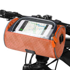 Sacoche de guidon de vélo orange avec écran tactile transparent, contenant un smartphone affichant une carte GPS. Accessoire cycliste pratique.