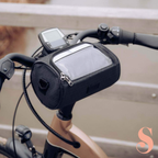 Sacoche de guidon de vélo noire avec écran tactile transparent, fixée à un vélo électrique. Accessoire pratique pour cyclistes urbains.