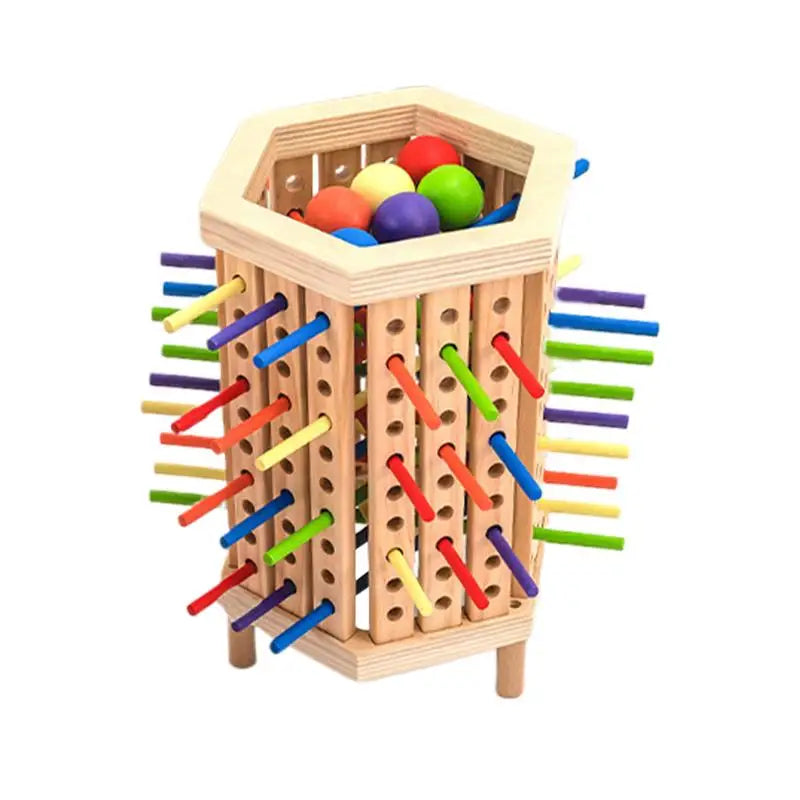 Jeu éducatif en bois hexagonal avec bâtons colorés et boules multicolores, favorisant la motricité et la coordination chez les enfants.