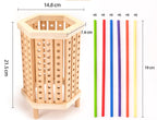 Porte-crayons hexagonal en bois avec trous, dimensions 21,5 cm x 14,8 cm. Inclut 6 bâtons colorés de 19 cm : rouge, bleu, vert, jaune, violet, orange.