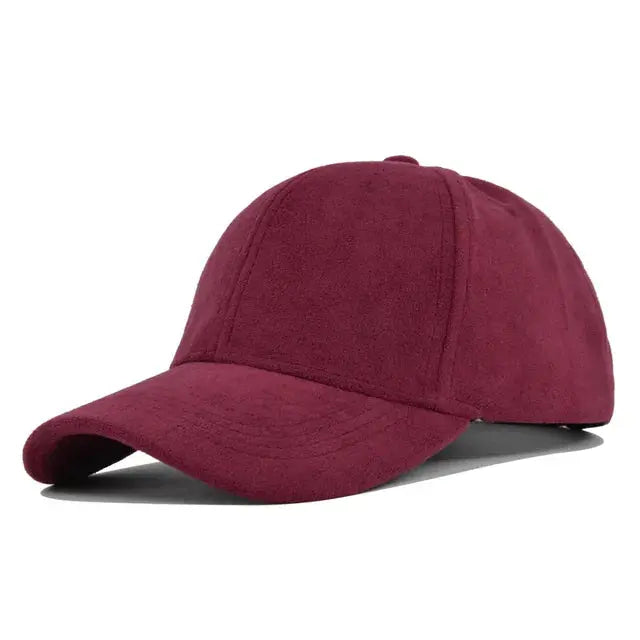 Casquette bordeaux en tissu, style décontracté, visière incurvée, idéale pour mode urbaine et protection solaire. Accessoire tendance et polyvalent.