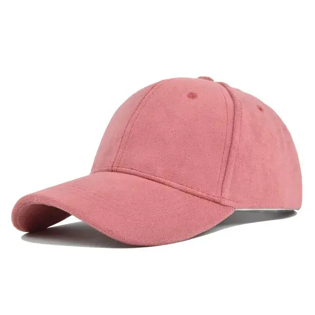 Casquette rose en velours, style décontracté, avec visière incurvée. Accessoire de mode tendance pour toutes saisons.